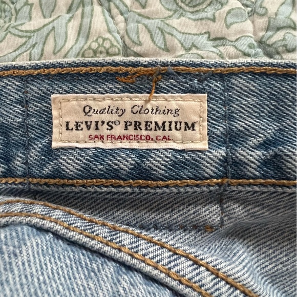 Levi’s 501 jeans with raw hem button fly in light wash - Picture 5 of 14